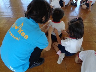 わらべうたあそびをする子どもたち
