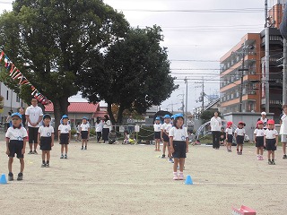 運動会開会式で整列する子どもたち