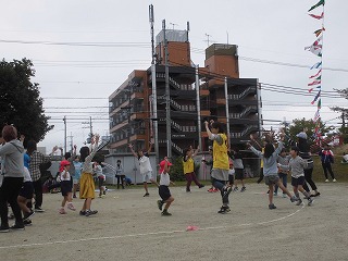 お祭りワンダーランドを踊る保護者と子どもたち