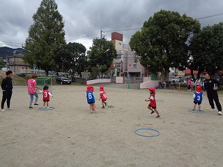 サッカー教室で活動する4歳児