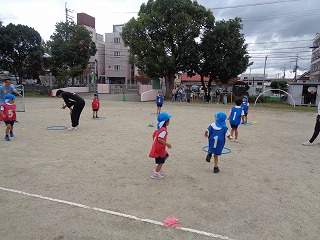 サッカー教室で活動する5歳児