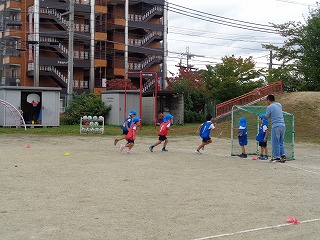 サッカー教室で活動する5歳児