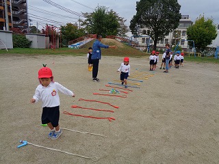 並べた縄を両足ジャンプで跳びこしていく子どもたち