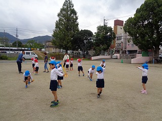 縄跳びをする子どもたち