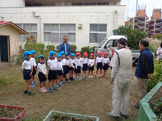 地域の方にお礼を言う子どもたち