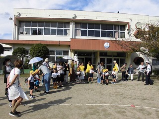 地域の方や保護者の方たちと降園する子どもたち