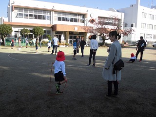 縄跳びタイムに参加する4歳児親子