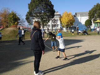 縄跳びタイムに参加する5歳児親子