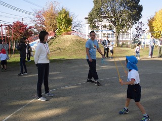 縄跳びタイムに参加する5歳児親子