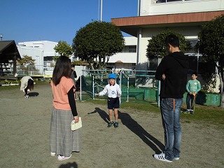 縄跳びタイムに参加する5歳児親子