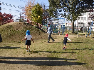 縄跳びタイムに参加する園児親子