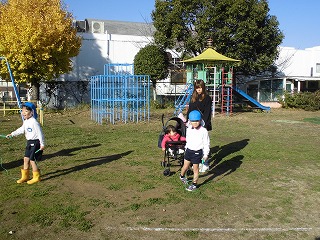 縄跳びタイムに参加する5歳児親子