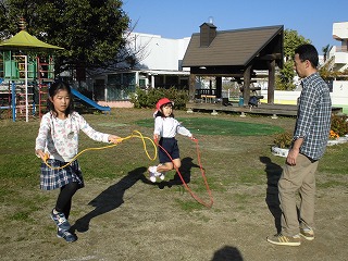 縄跳びタイムに参加する4歳児親子