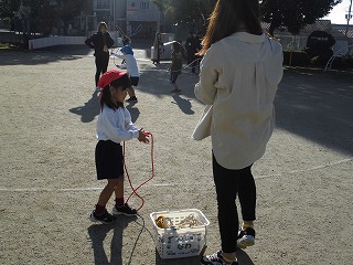 縄跳びタイムに参加する4歳児親子