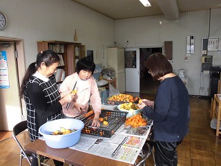 園でとれた渋柿の皮をむく地域の方々