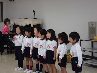 シルバー交流会で歌を歌う4歳児