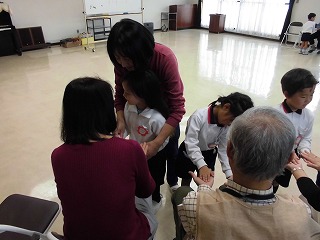 地域の方とわらべうたあそびをする子どもたち