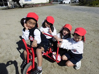 三輪車に乗る4歳児