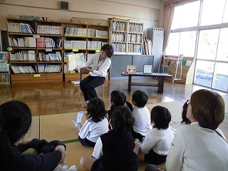 お話の会で絵本を見る4歳児