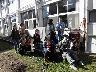 園児の芋ほりを見学する未就園児親子