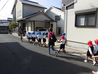 地域の方の畑まで歩く子どもたち