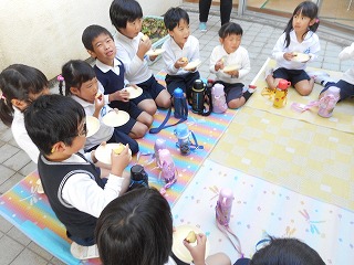 芋を食べる