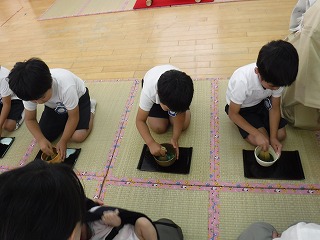 お茶を点てる