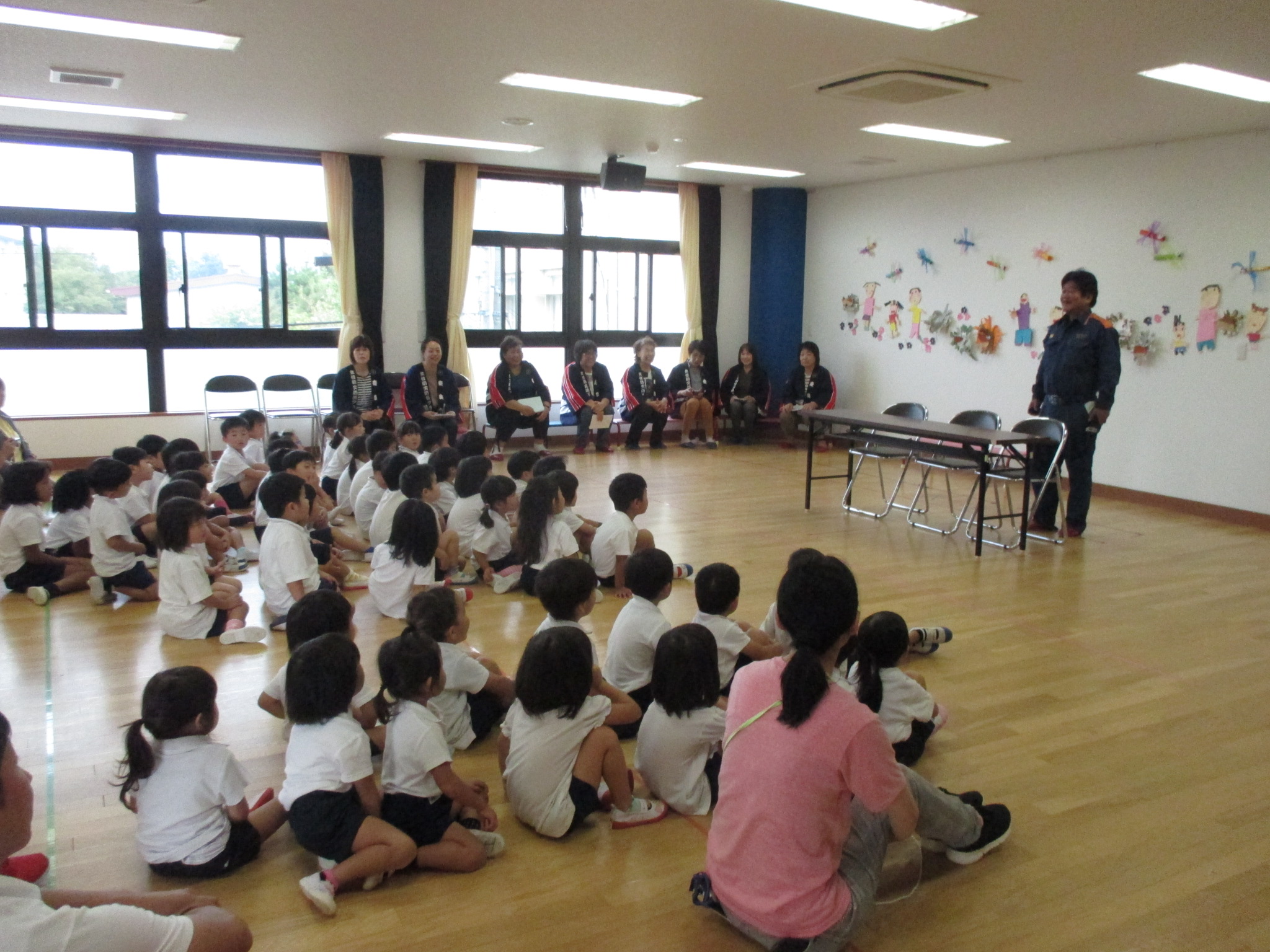 消防職員さんの話を聞いている