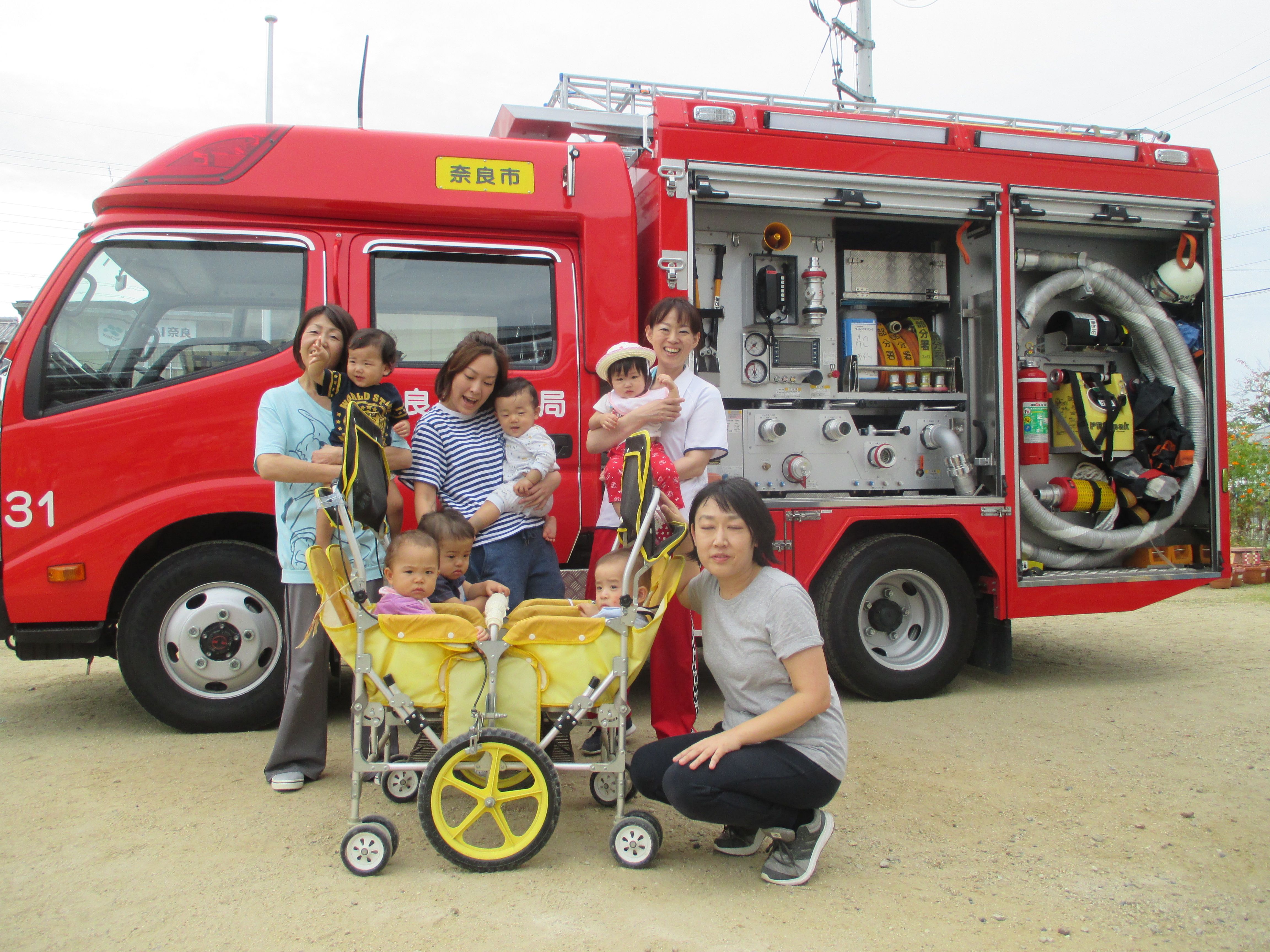 消防車の前で記念撮影　0歳りす組
