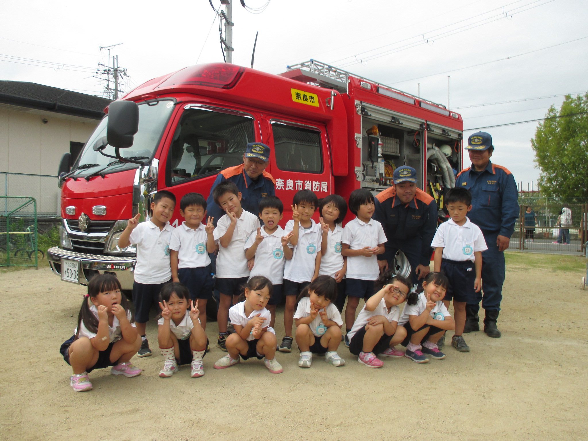 消防車の前で記念撮影　4歳うみ組