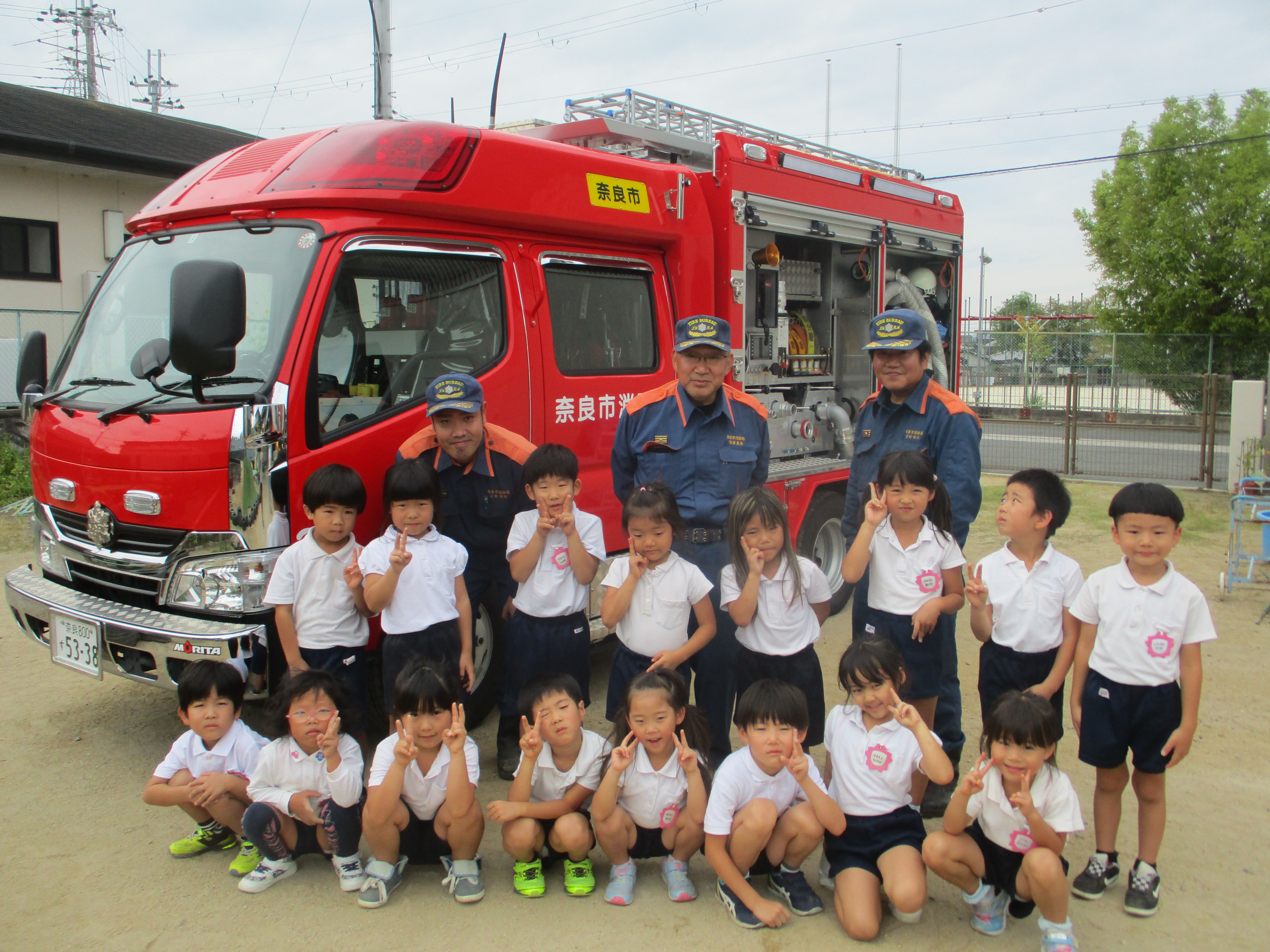 消防車の前で記念撮影　5歳ほし組