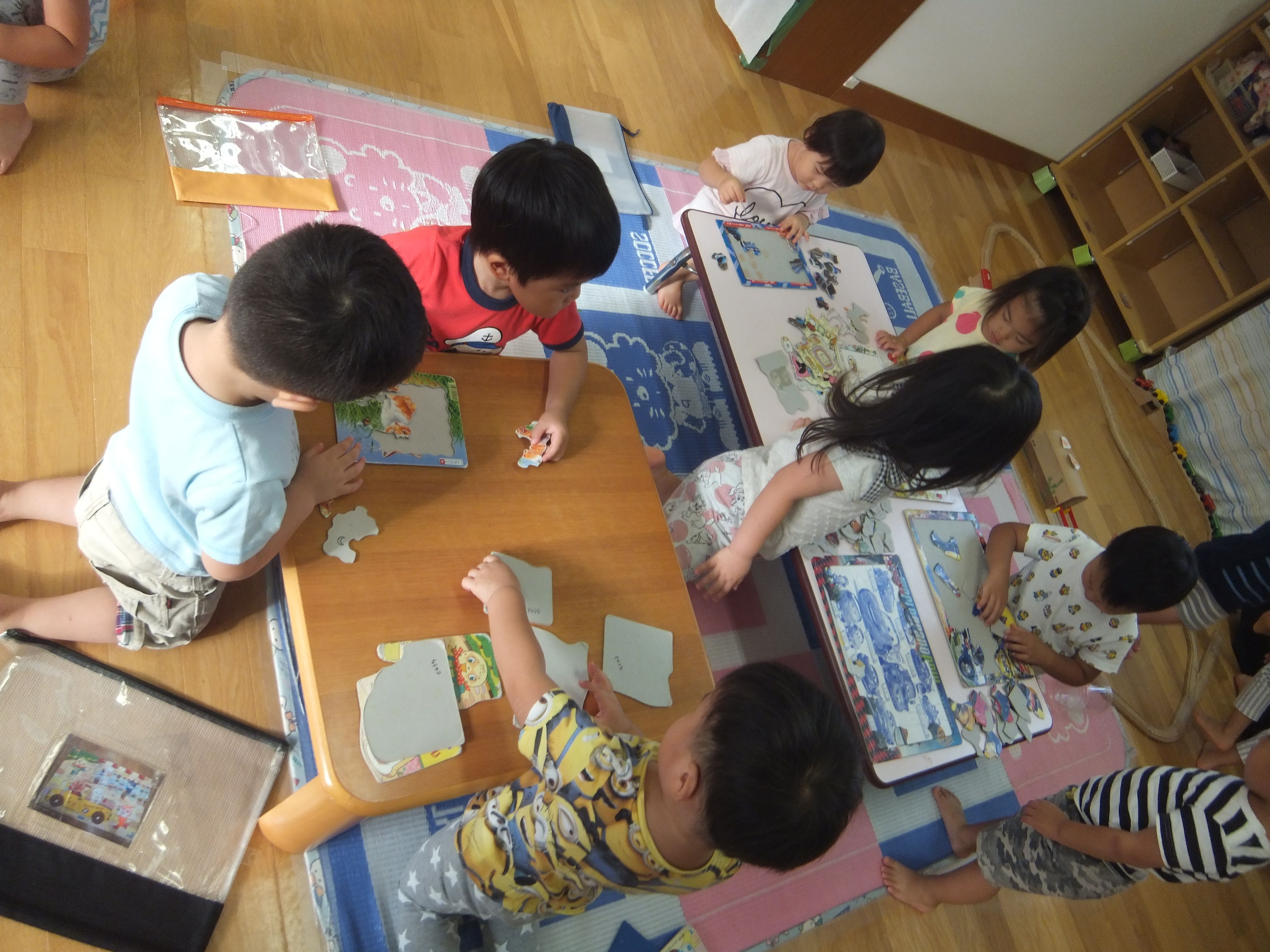 お友だちと一緒にパズル遊び