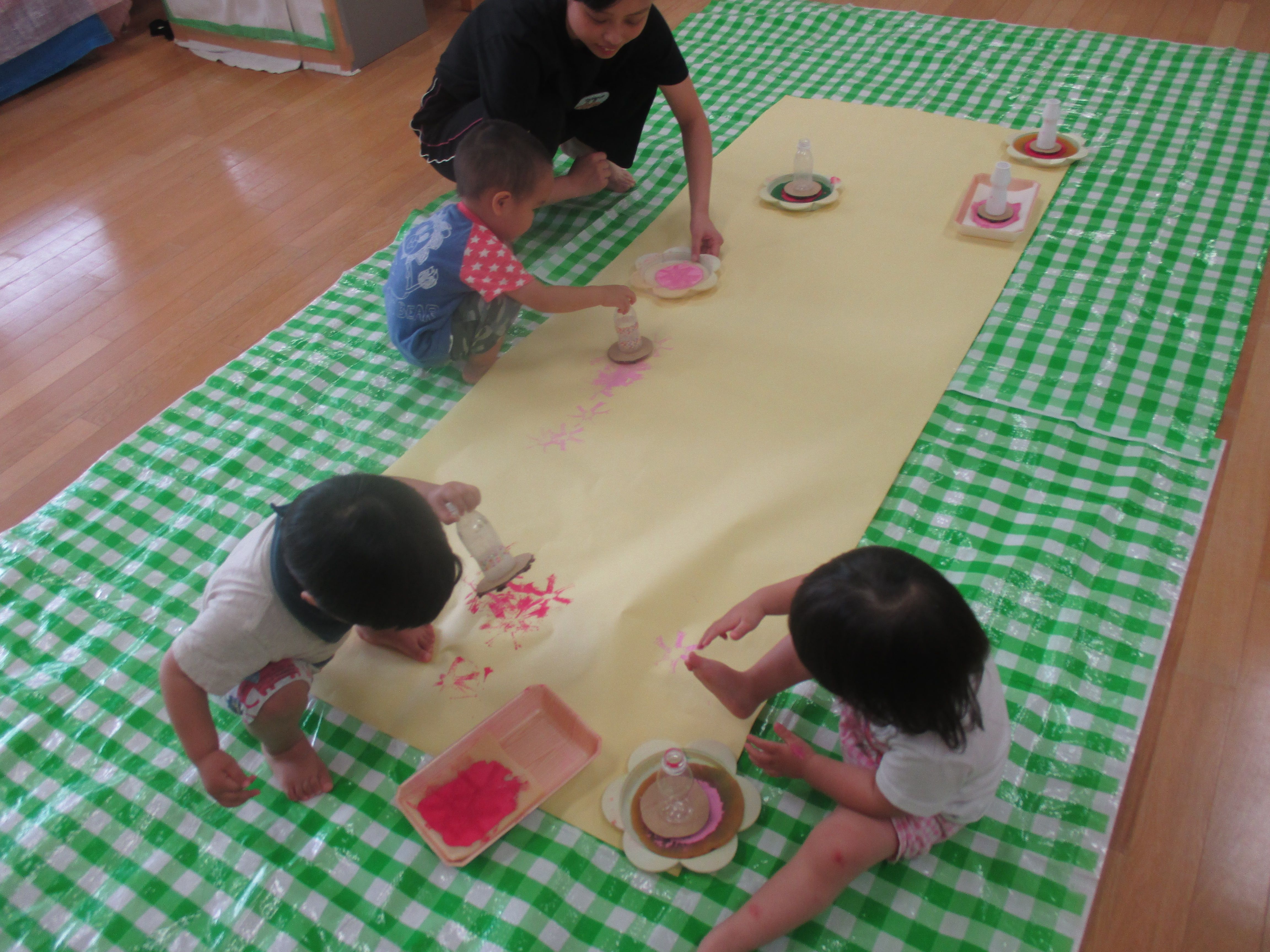 先生と一緒にスタンプ遊び