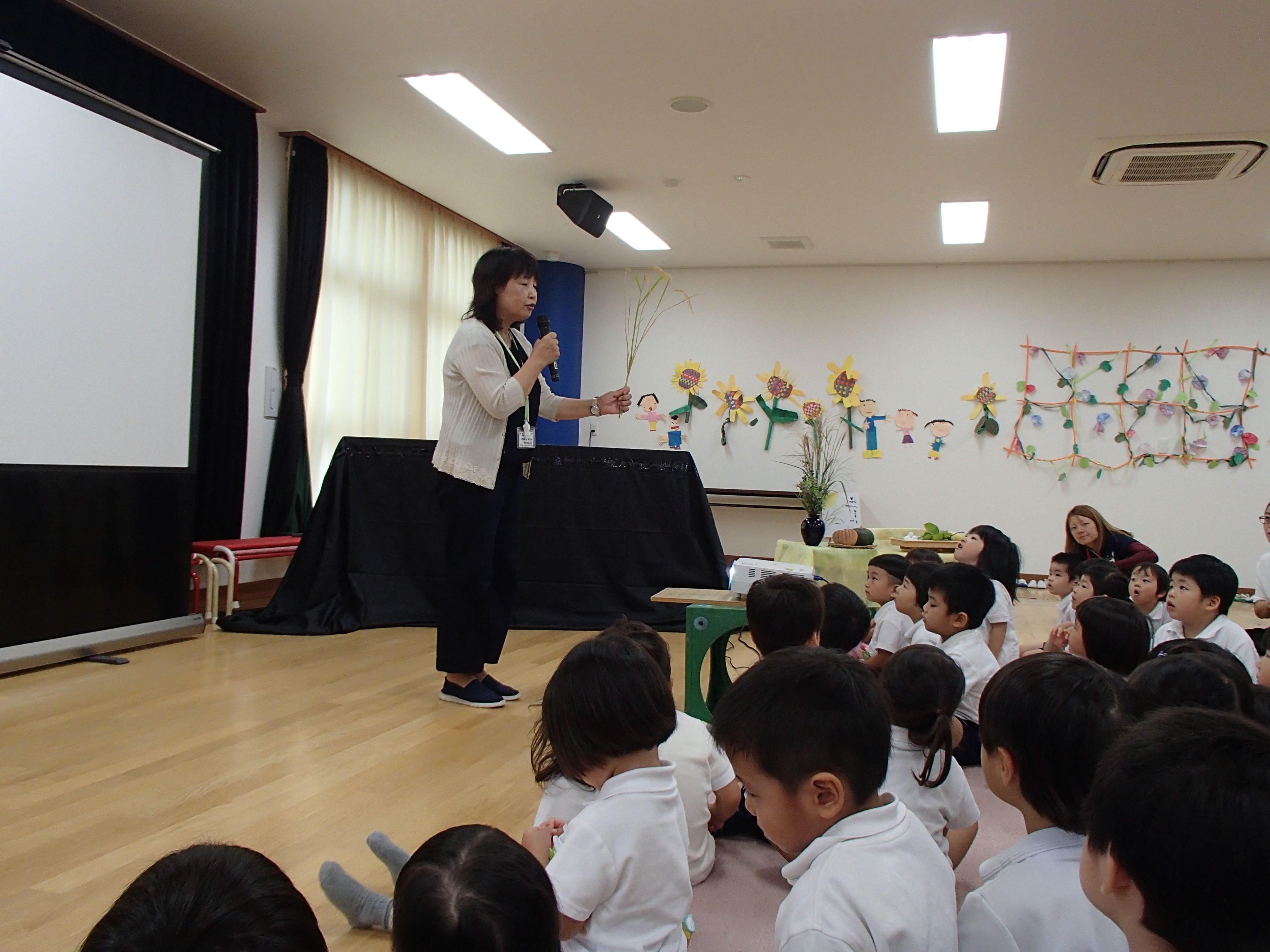 園長先生の話を聞いています