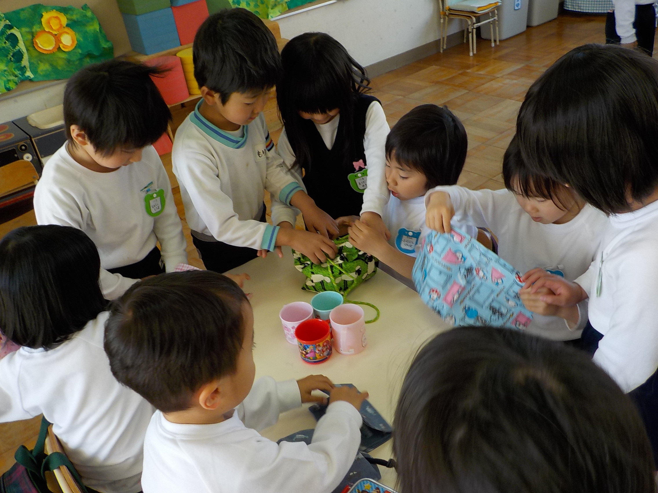 お弁当の袋を開けよう