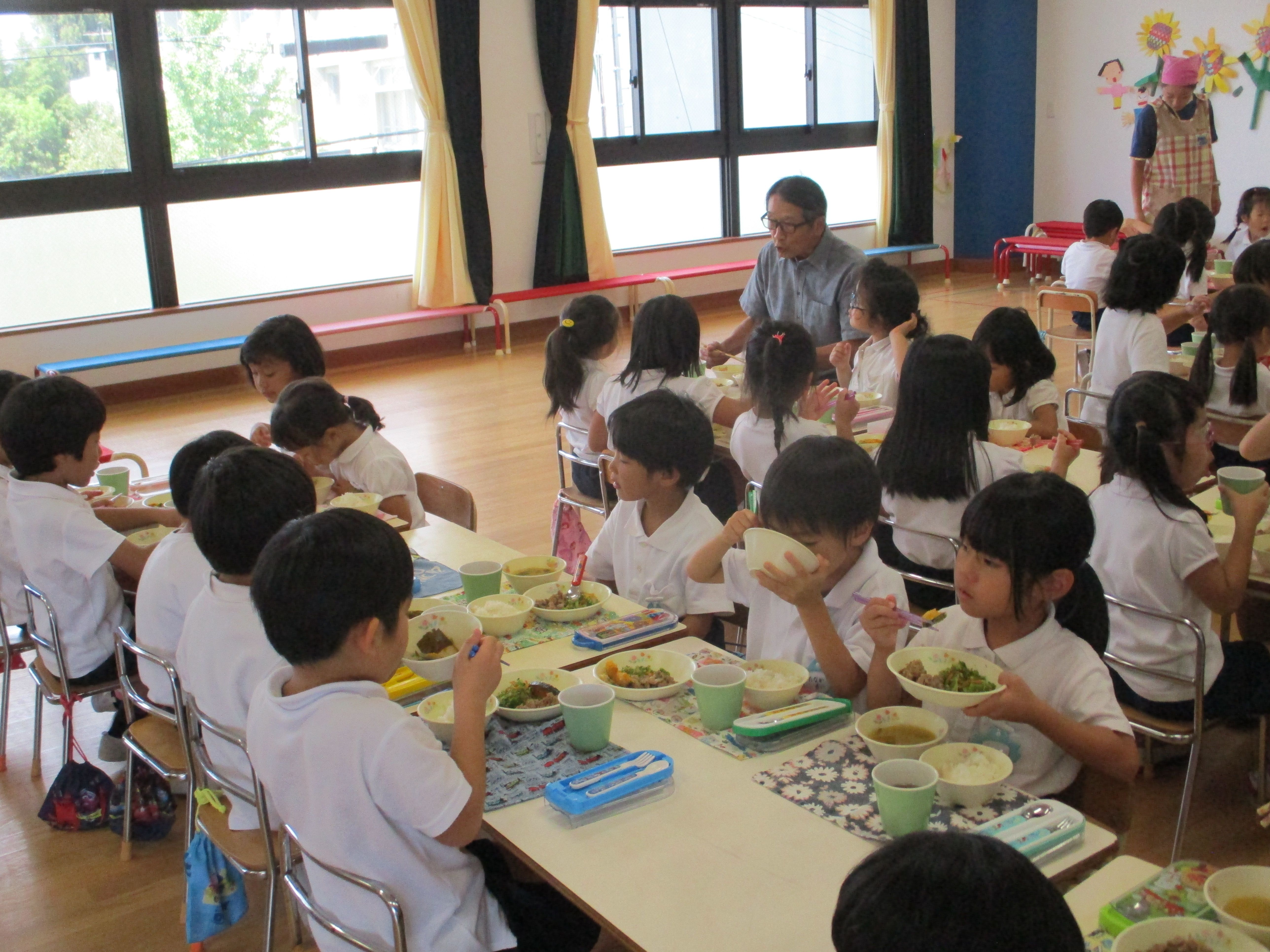 大菅先生と一緒に給食を食べています