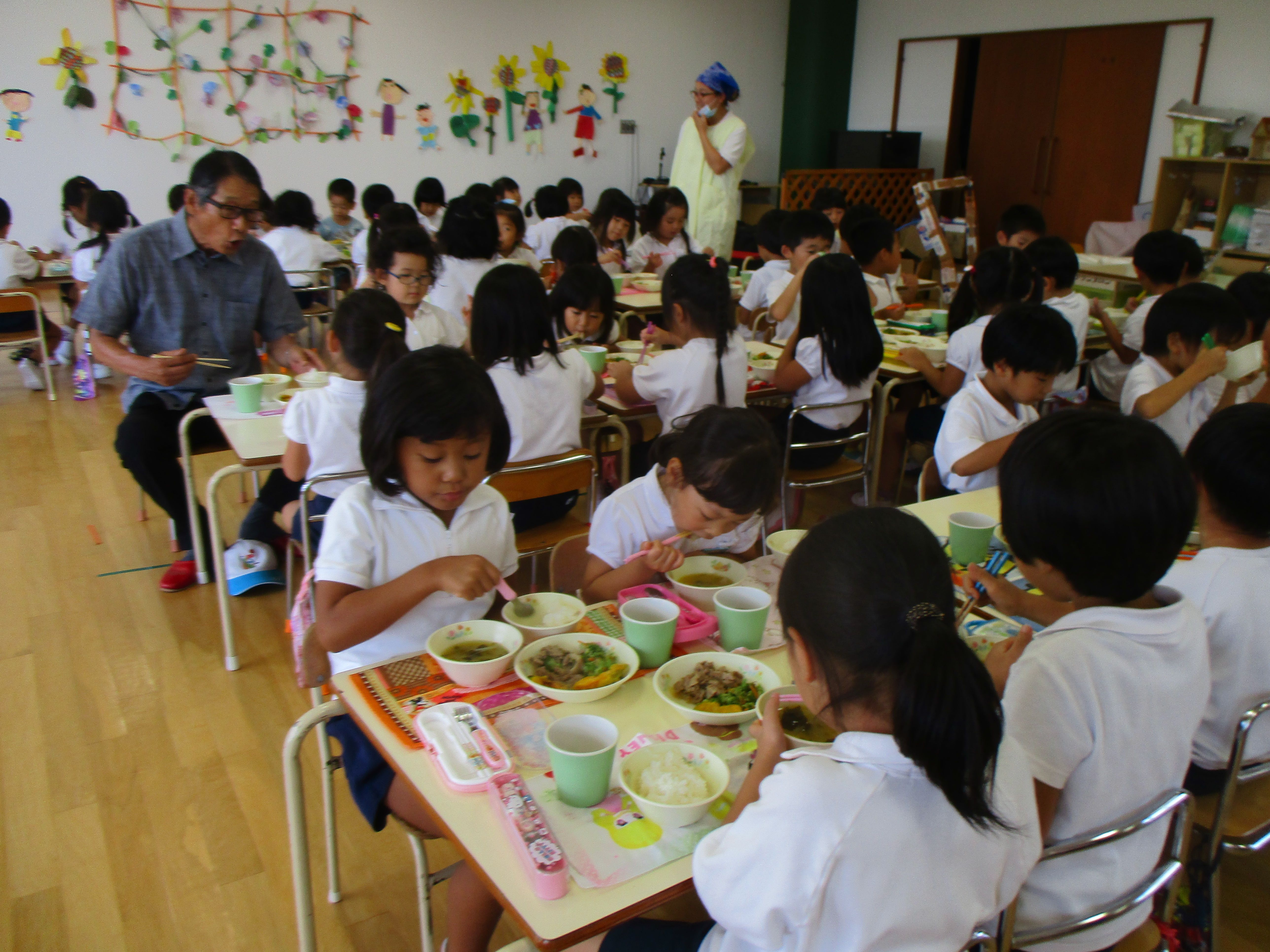 大菅先生と給食を食べています
