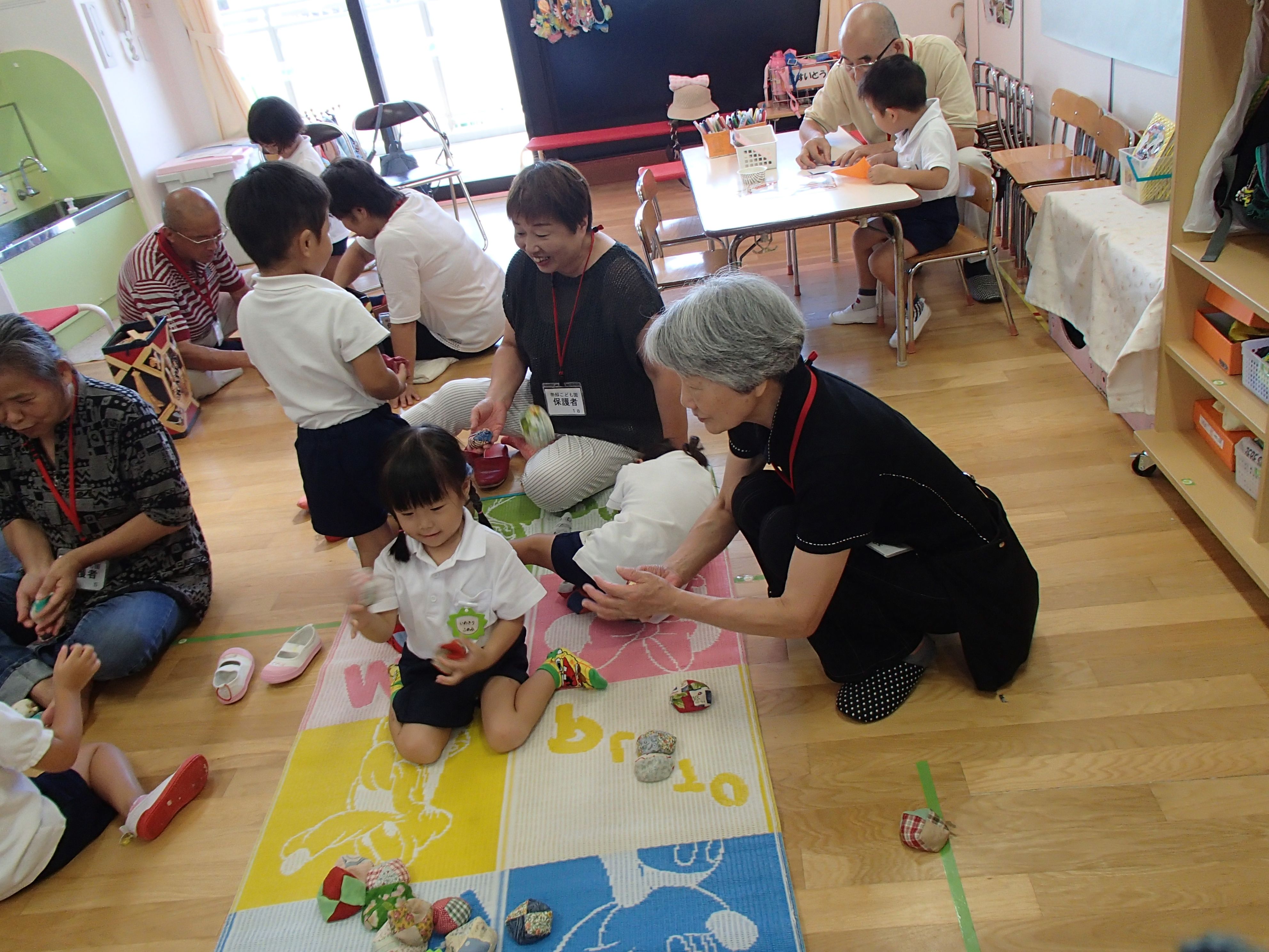 3歳児　お手玉やカプラ、折り紙でトンボを折ったりふれあい遊びをしました。