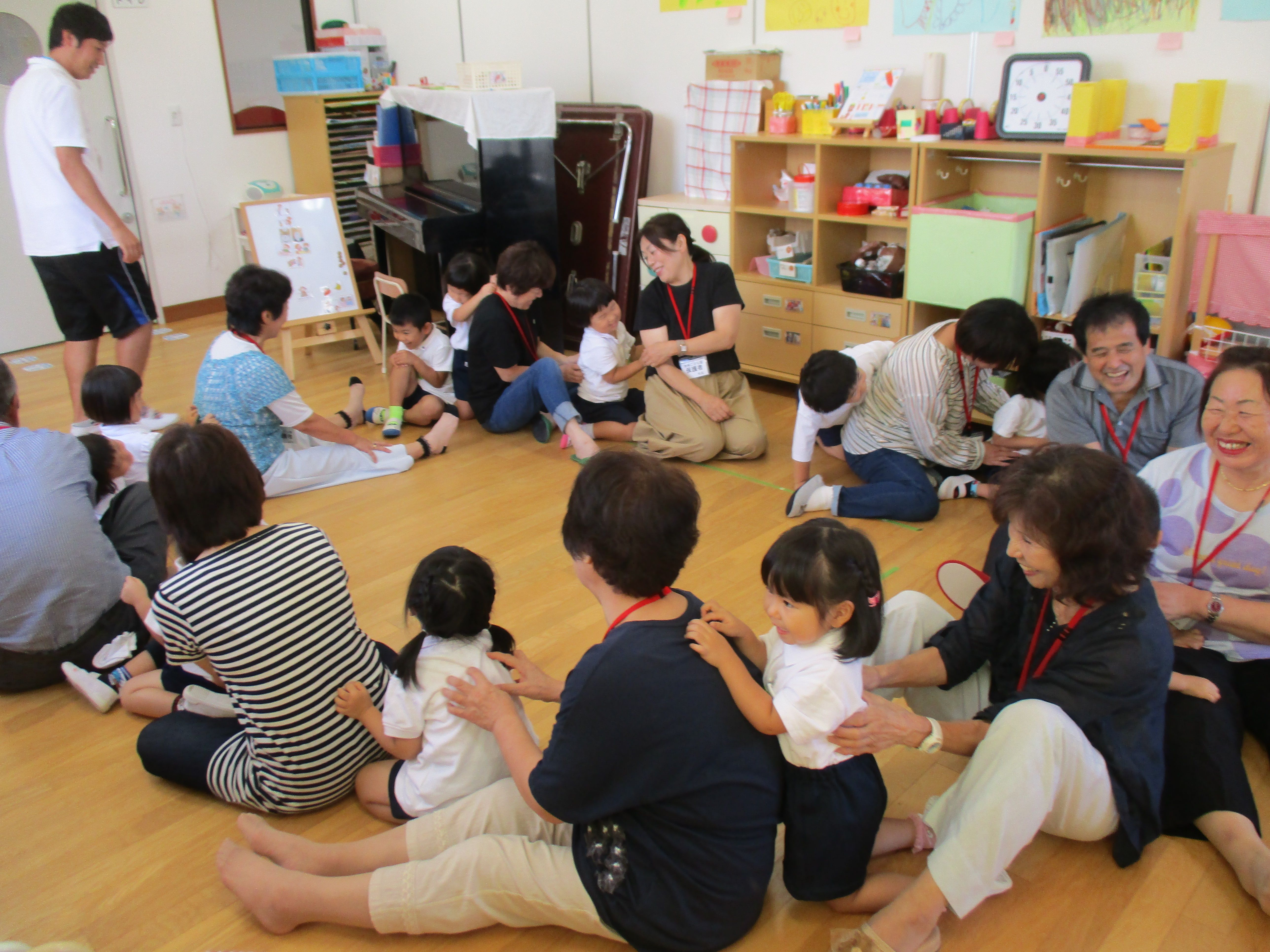 3歳児　ふれあい遊びをしました。