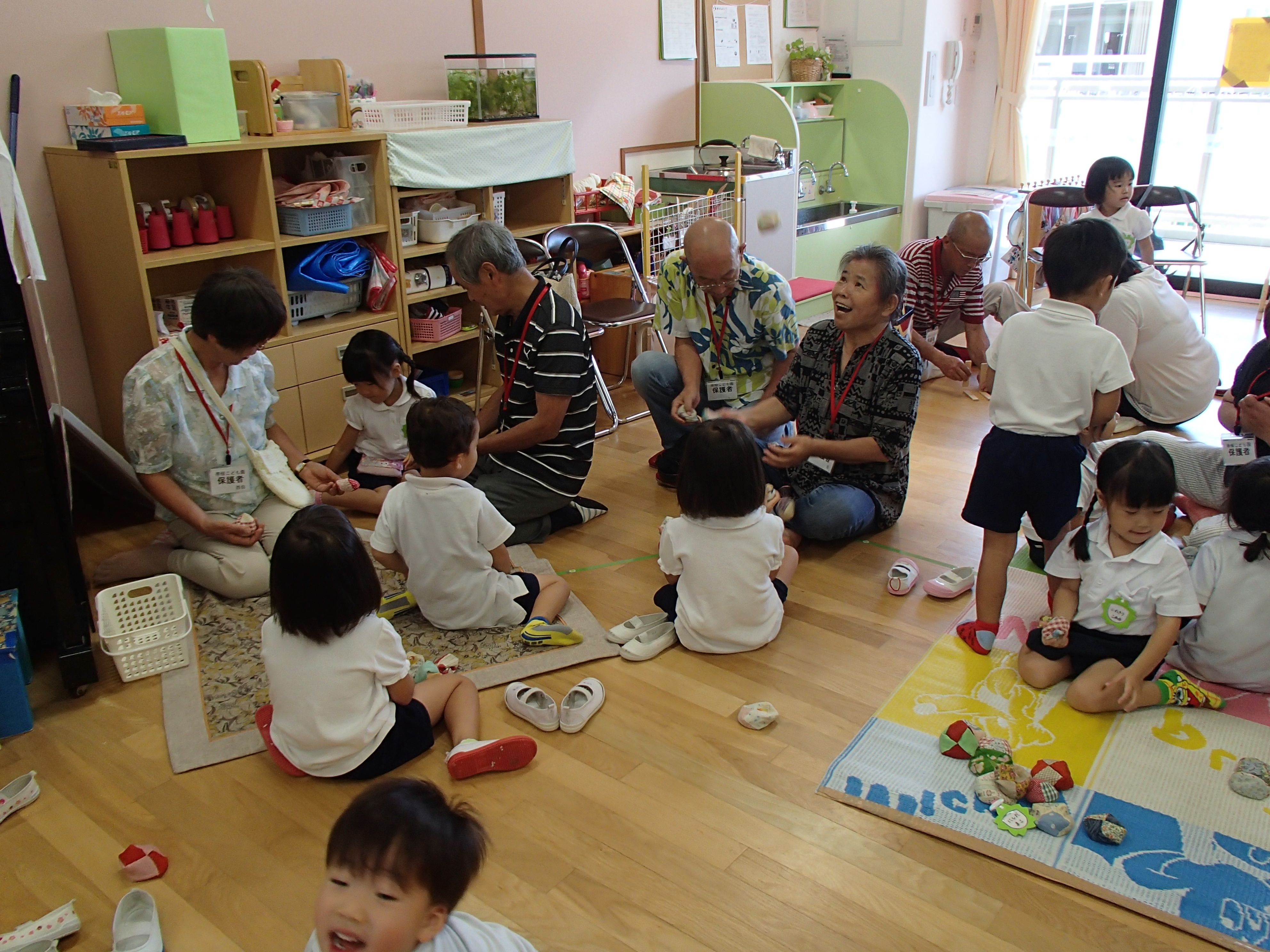 3歳児　カプラやお手玉であそびました。