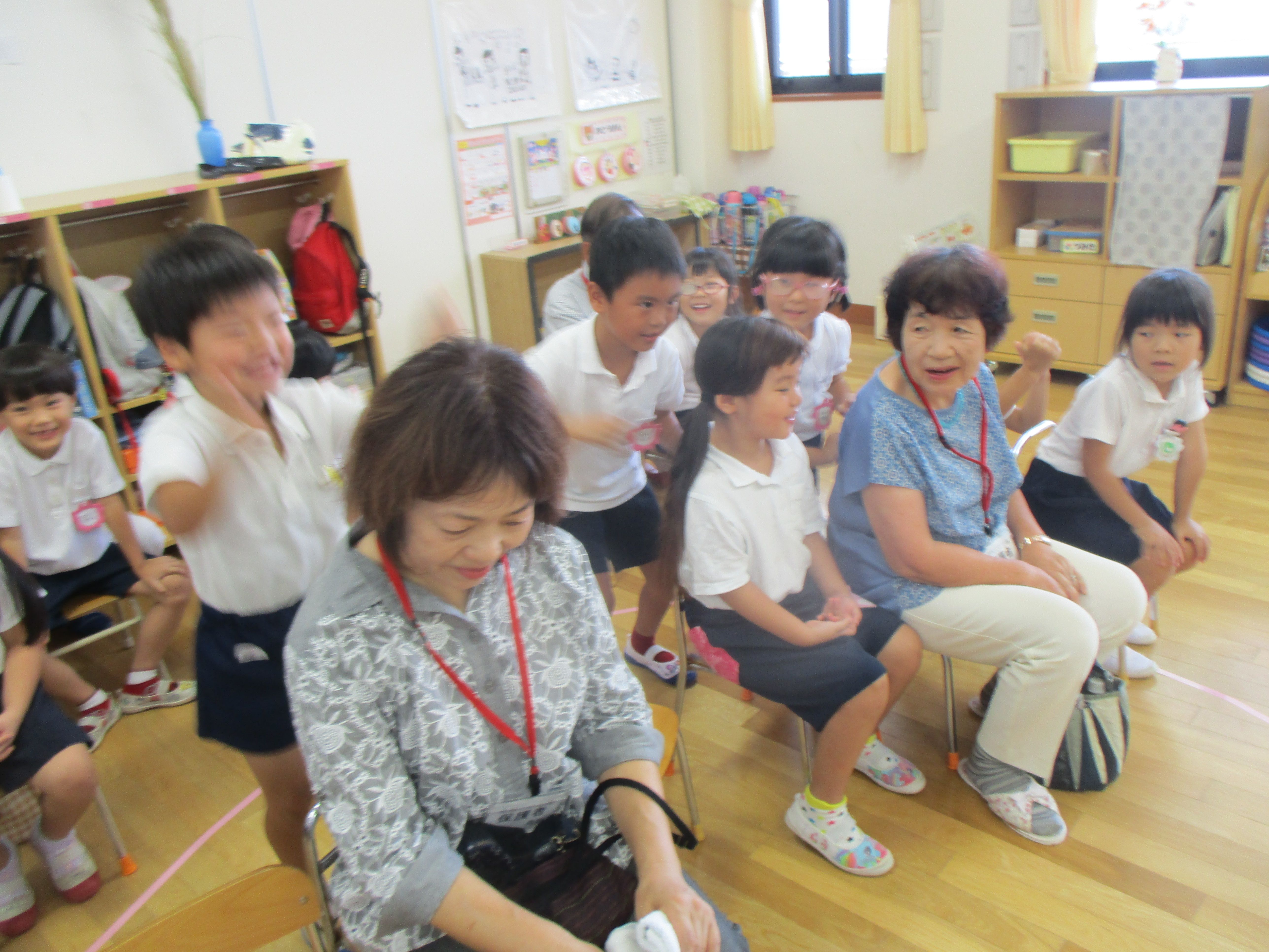 ふれあい遊びをしています