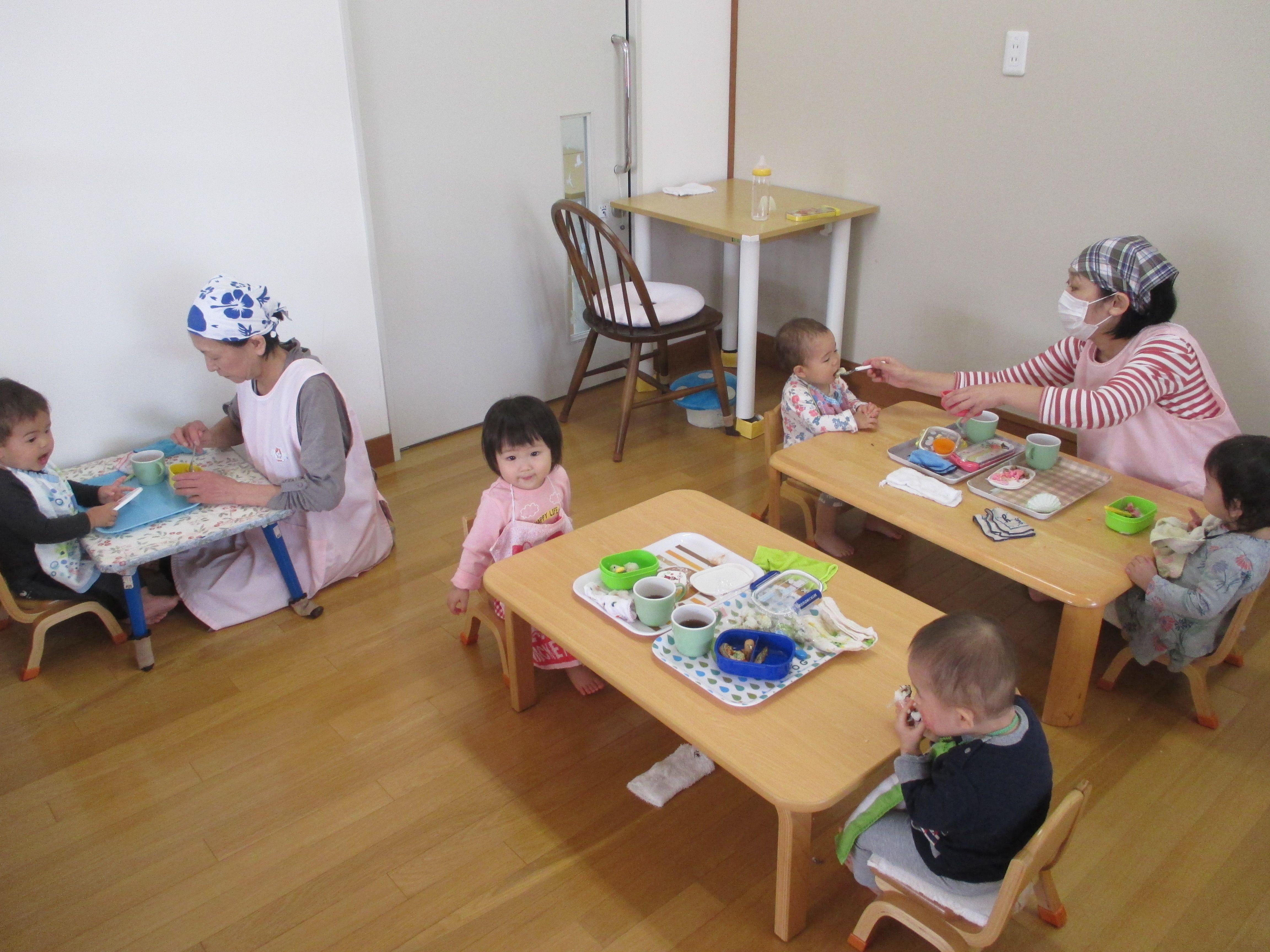 お弁当を食べています
