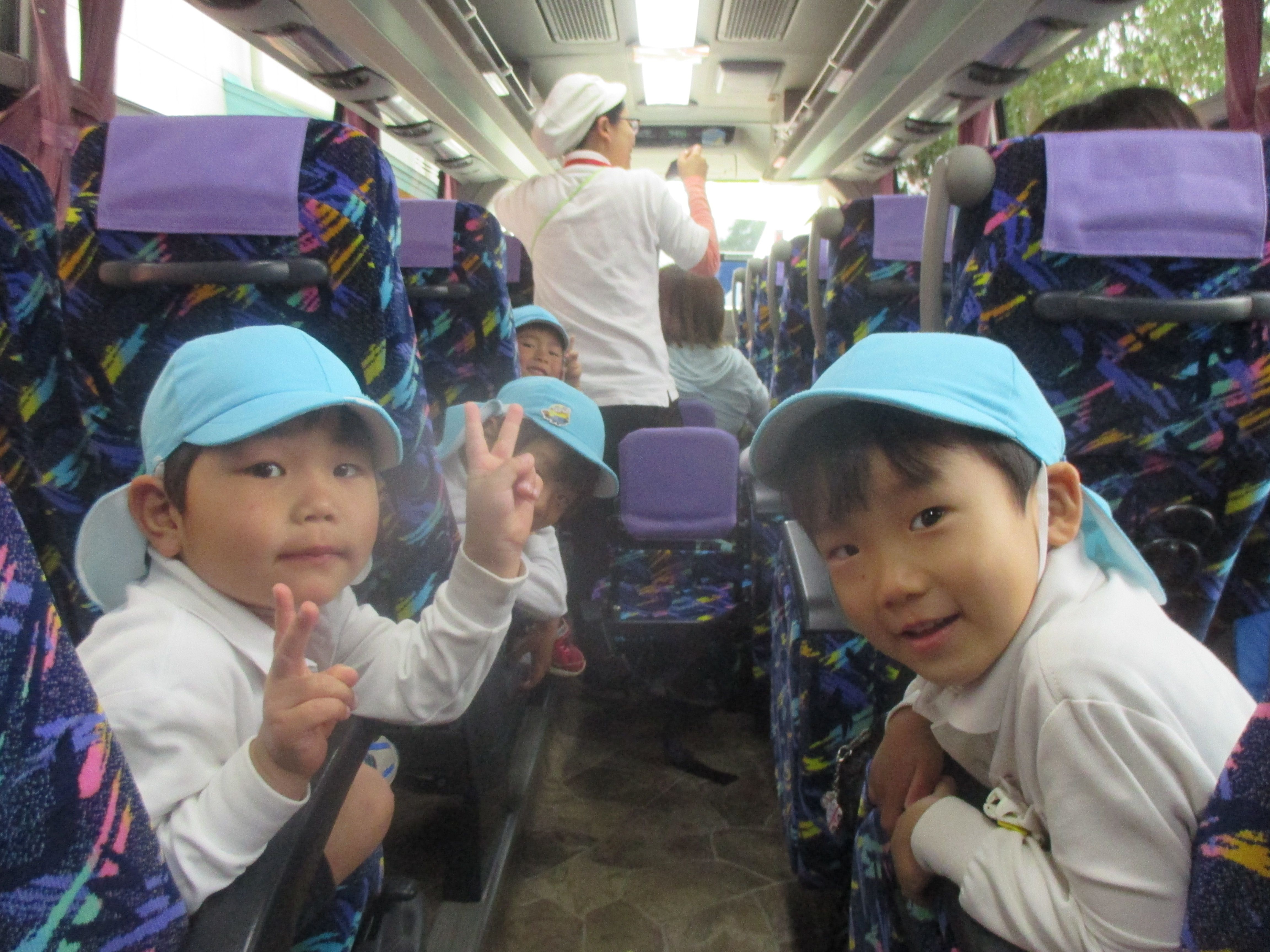 4歳児　バスに乗っている