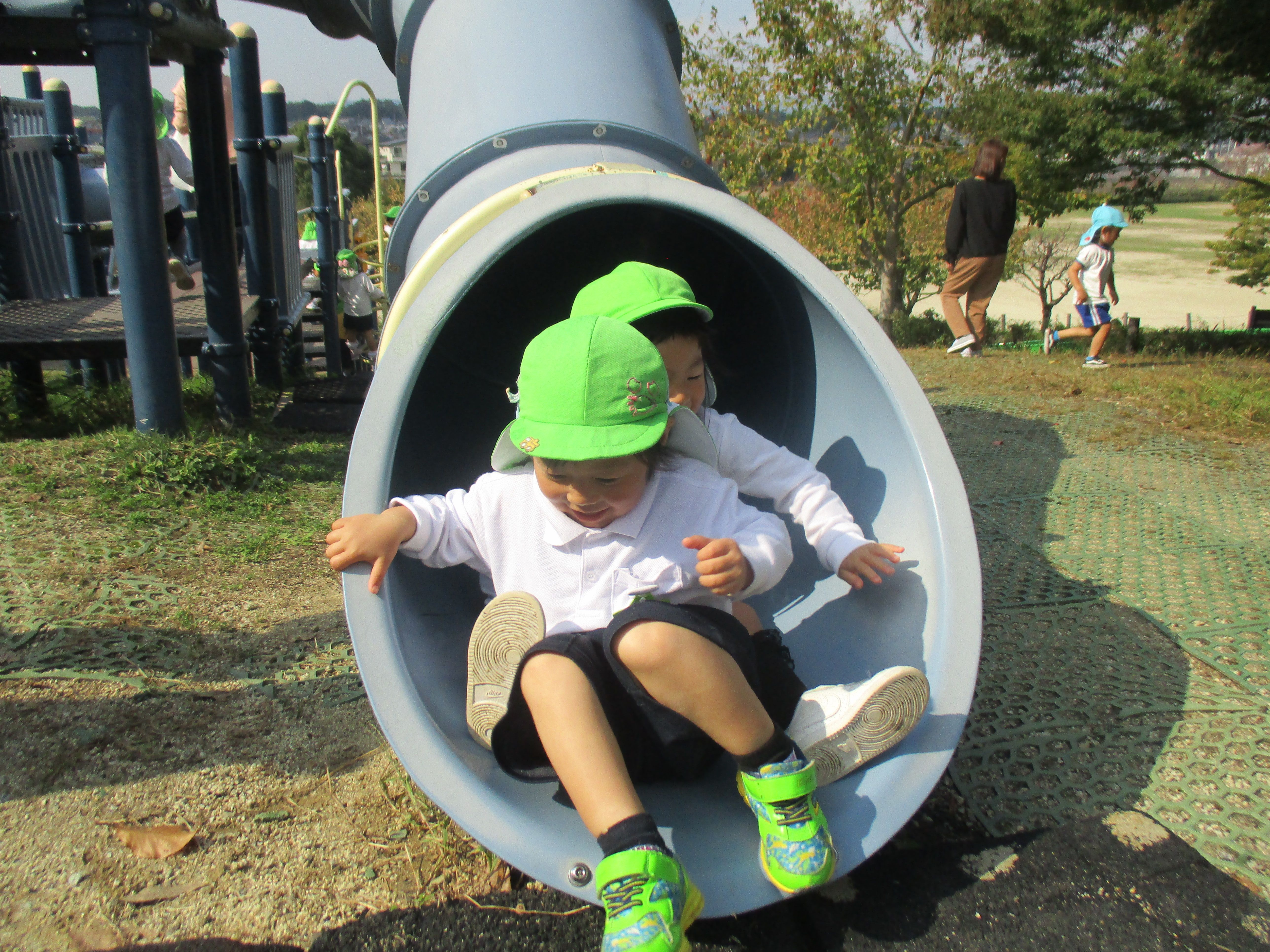 3歳児　トンネルの滑り台から出てきたよ