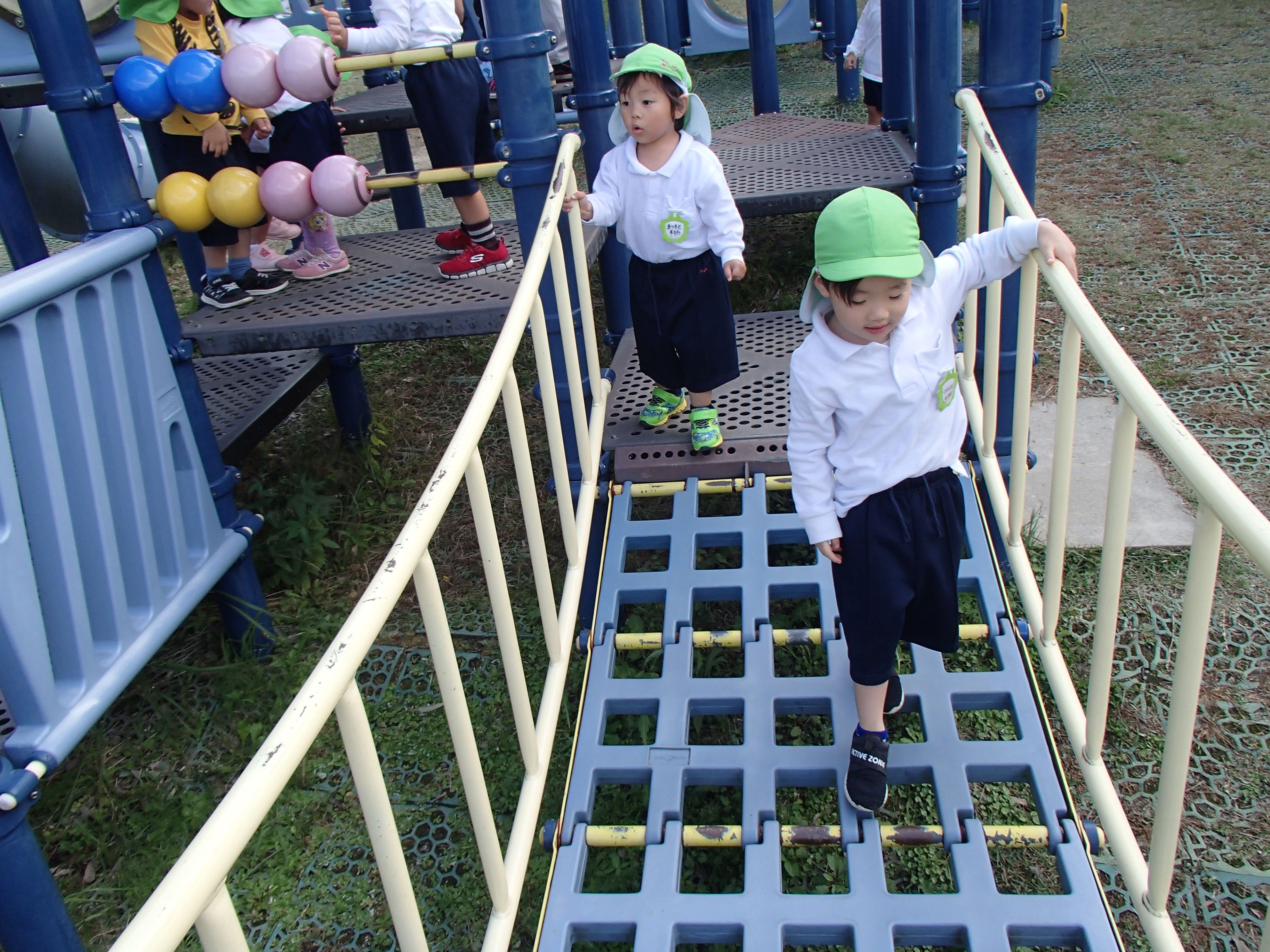 3歳児　アスレチックをしている