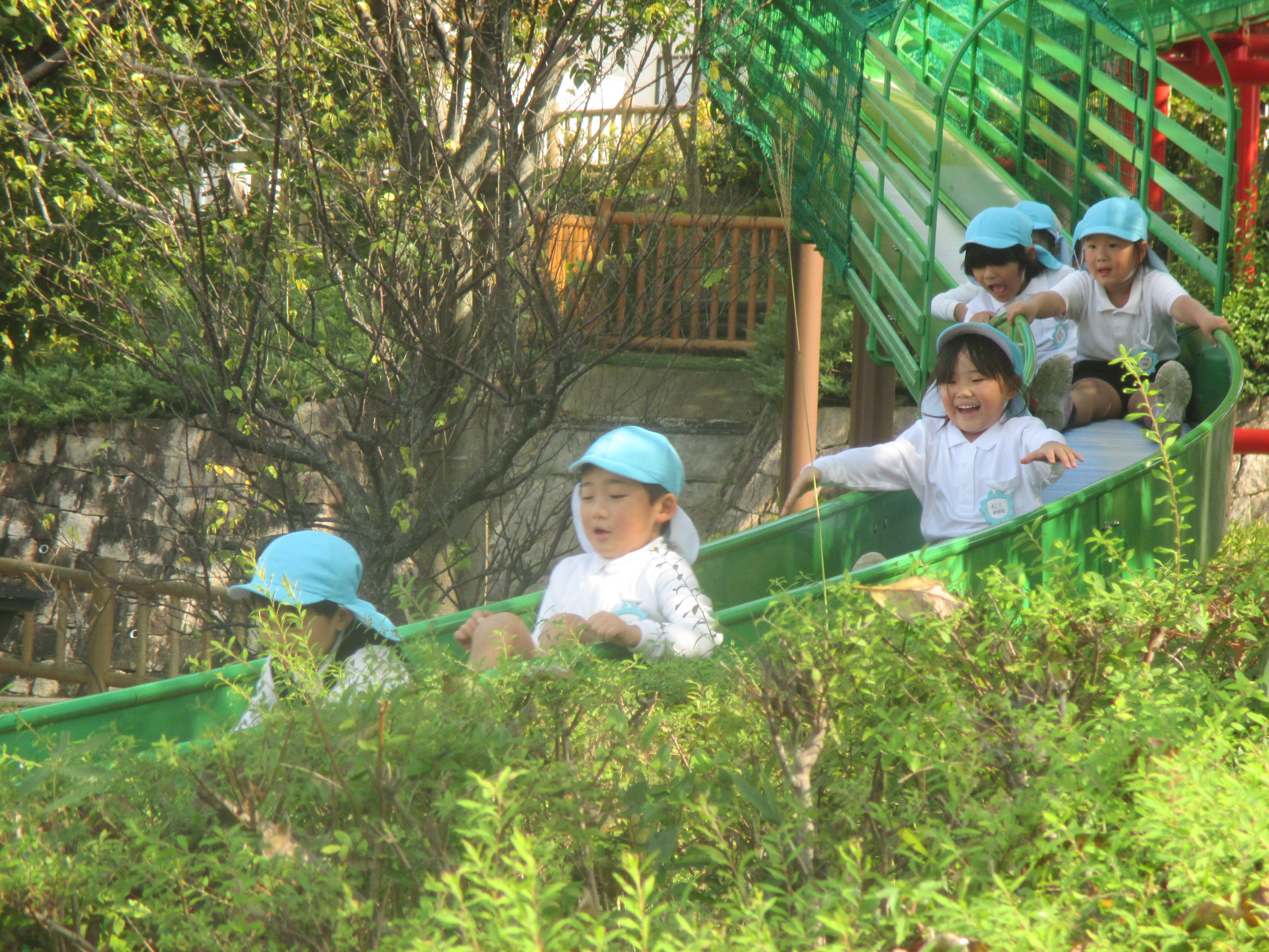 4歳児　ローラー滑り台をしている