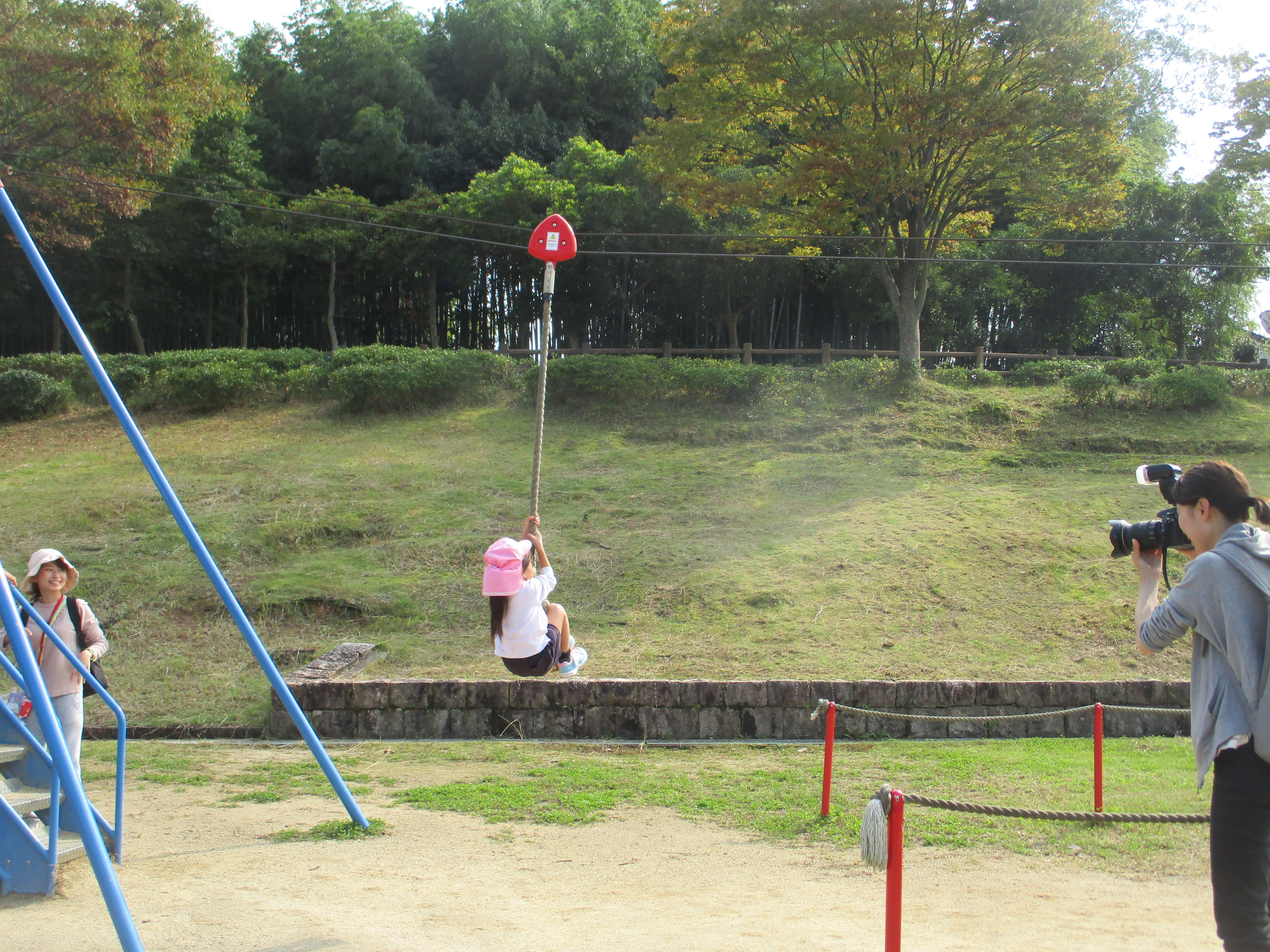 5歳児　ターザンロープで遊んでいる