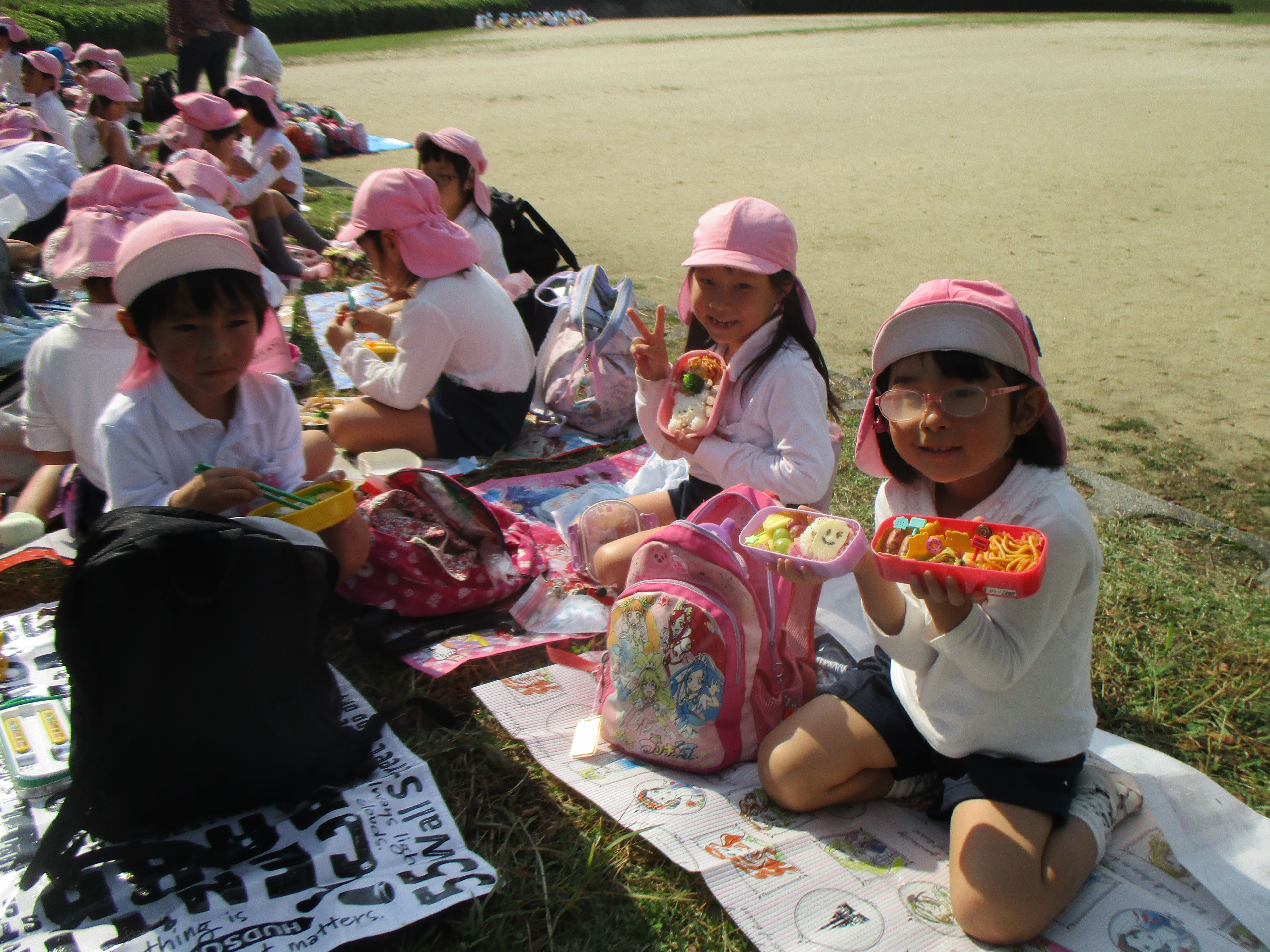 5歳児　お弁当を食べている