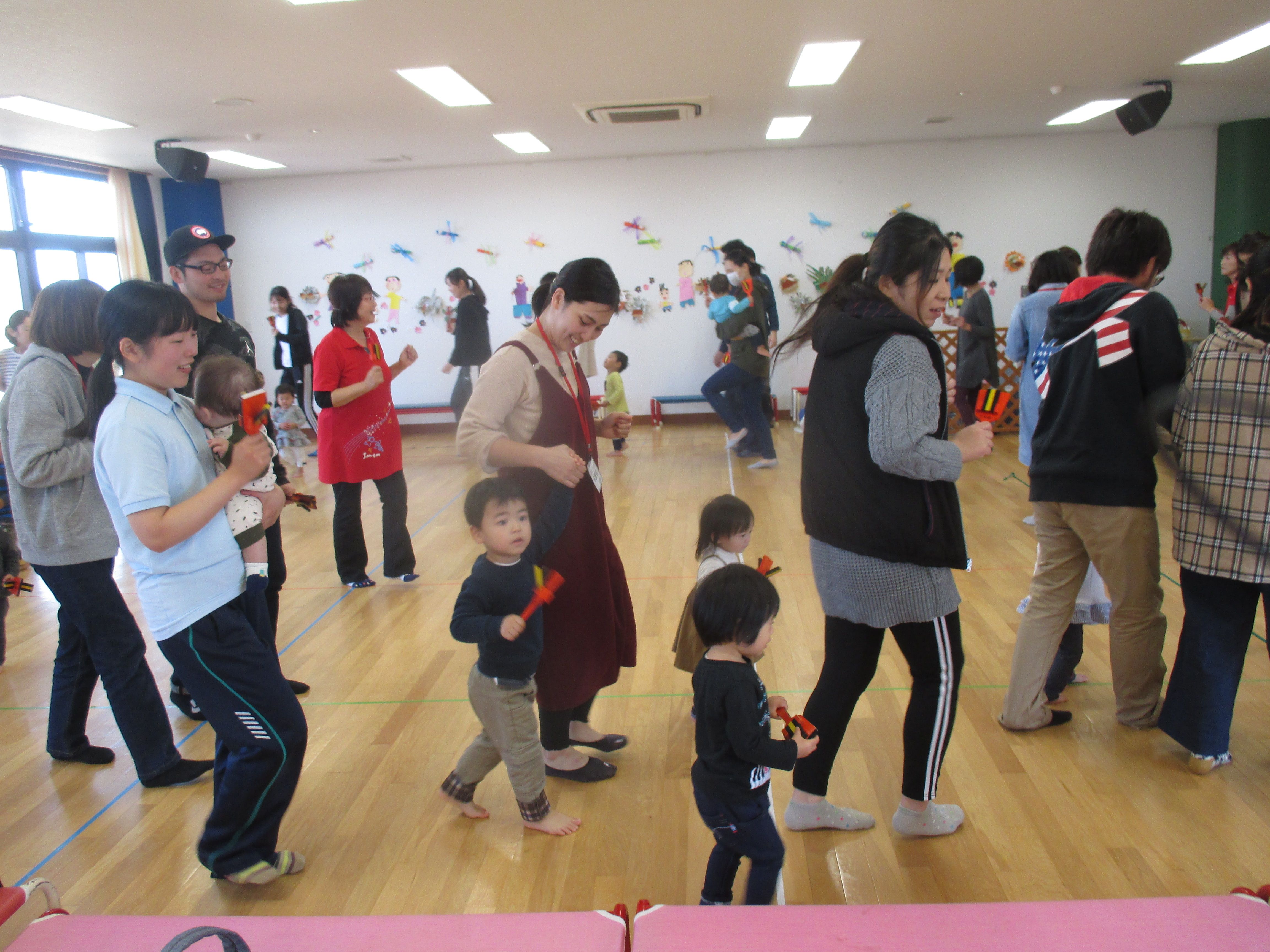 鳴子で音を鳴らして遊んでいます