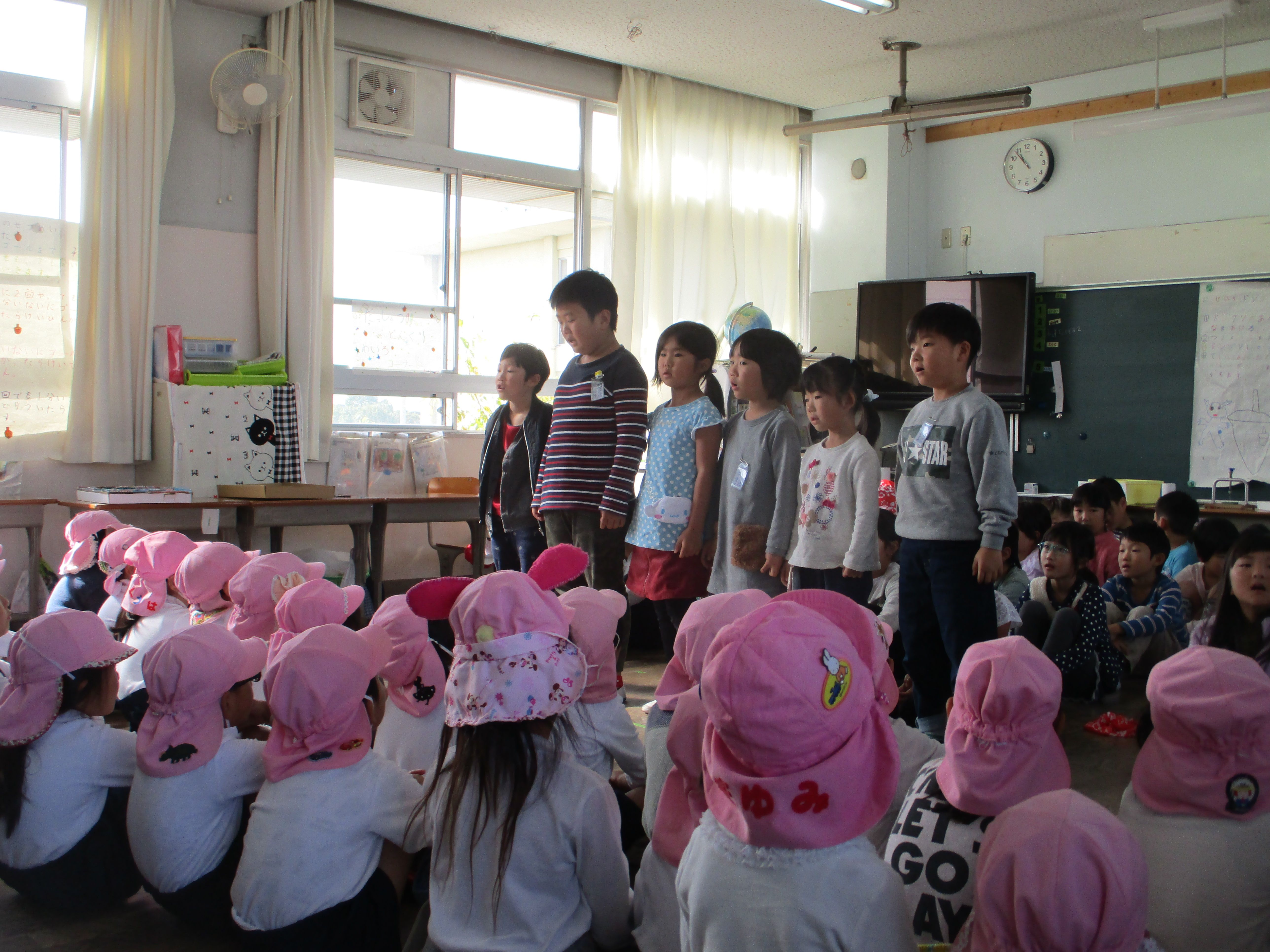 小学生の説明を聞いています